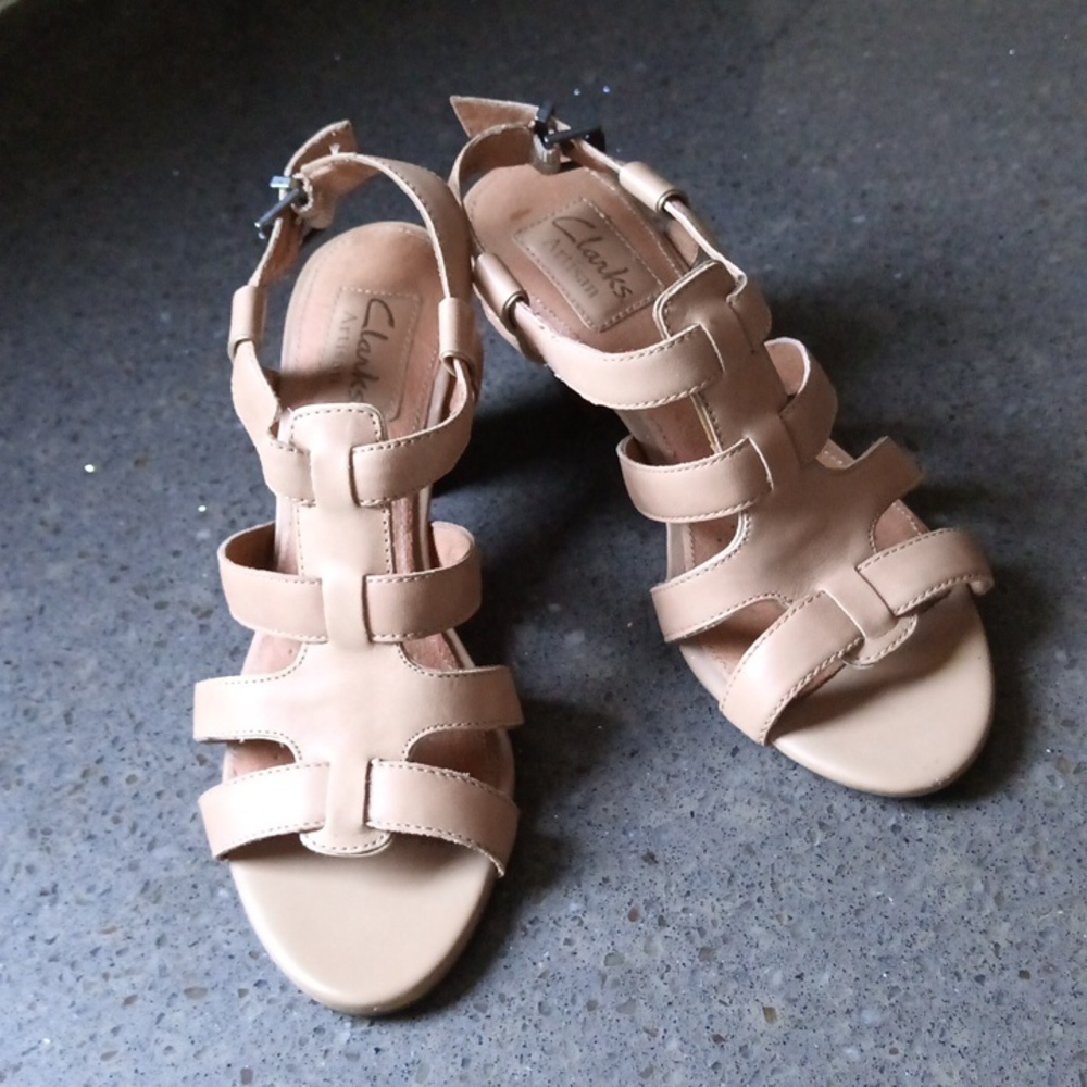 Clarks Beige Leather Strappy Sandals Fits 6-6.5 Size